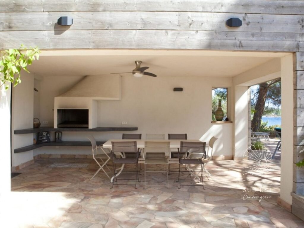 Profitez de cette terrasse ombragée lors de votre prochain séjour