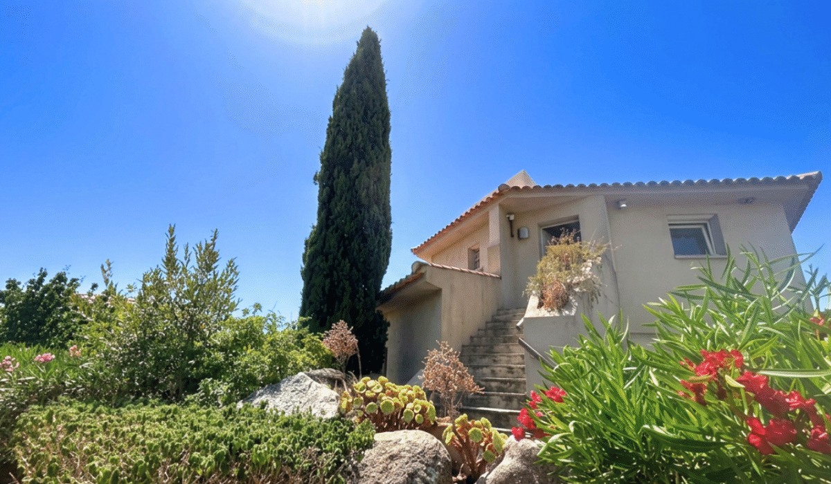 11location pied dans l'eau corse