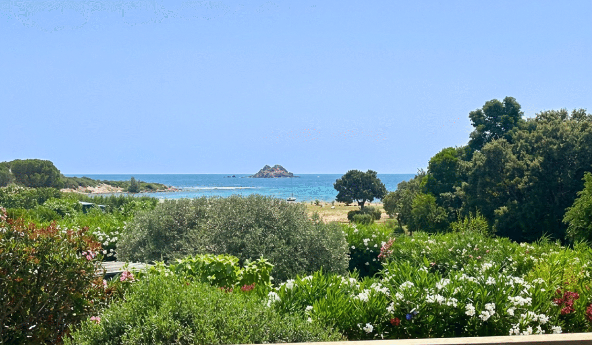 8location pied dans l'eau corse