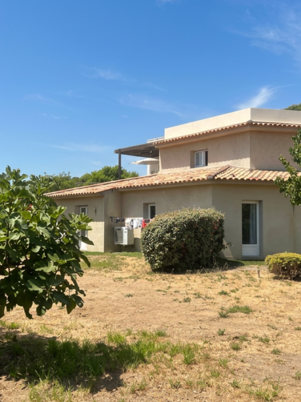10location pied dans l'eau corse