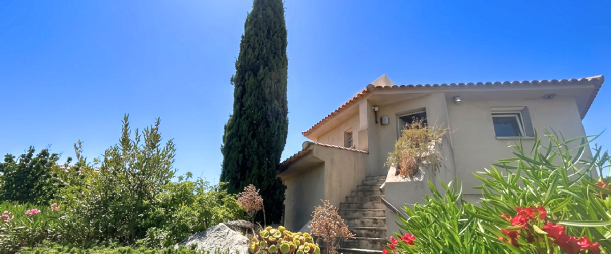 11location pied dans l'eau corse